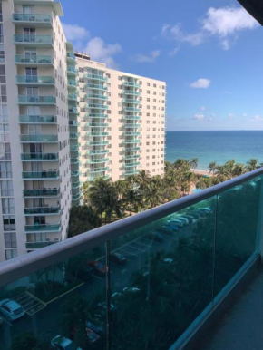 Cozy Ocean View Apartment by Miami Te Espera - HALLANDALE 11E